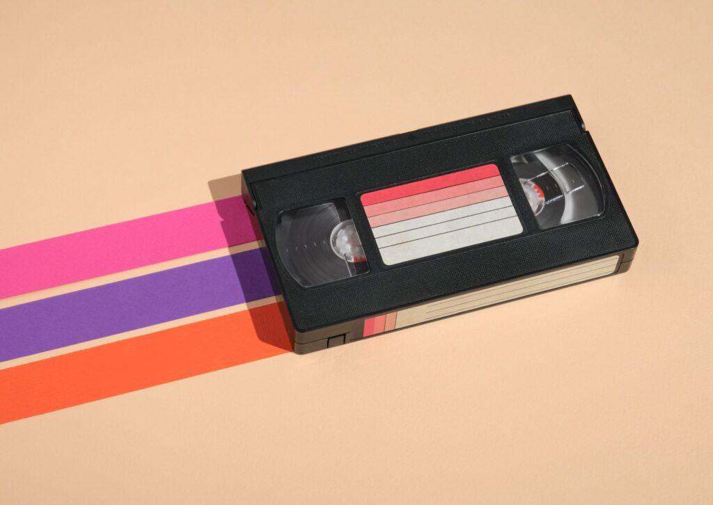 Eine alte VHS mit einem Regenbogen als Schatten