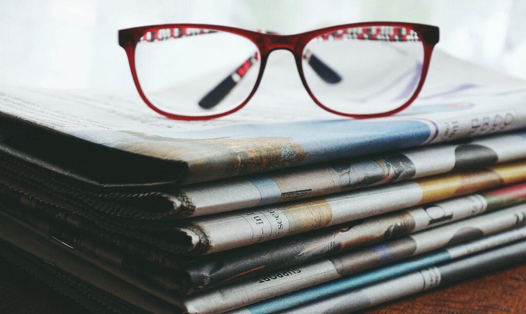 Brille und Zeitungen
