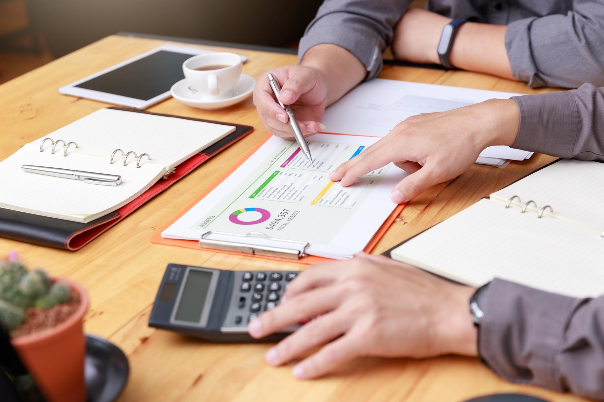 Finanzbesprechung mit Zahlen und Diagrammen | Füllstandsanzeige Zisterne