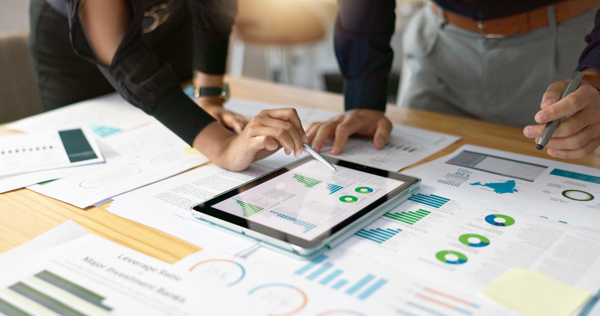 Personen analysieren Marktdaten | Elf Bar 600 kaufen