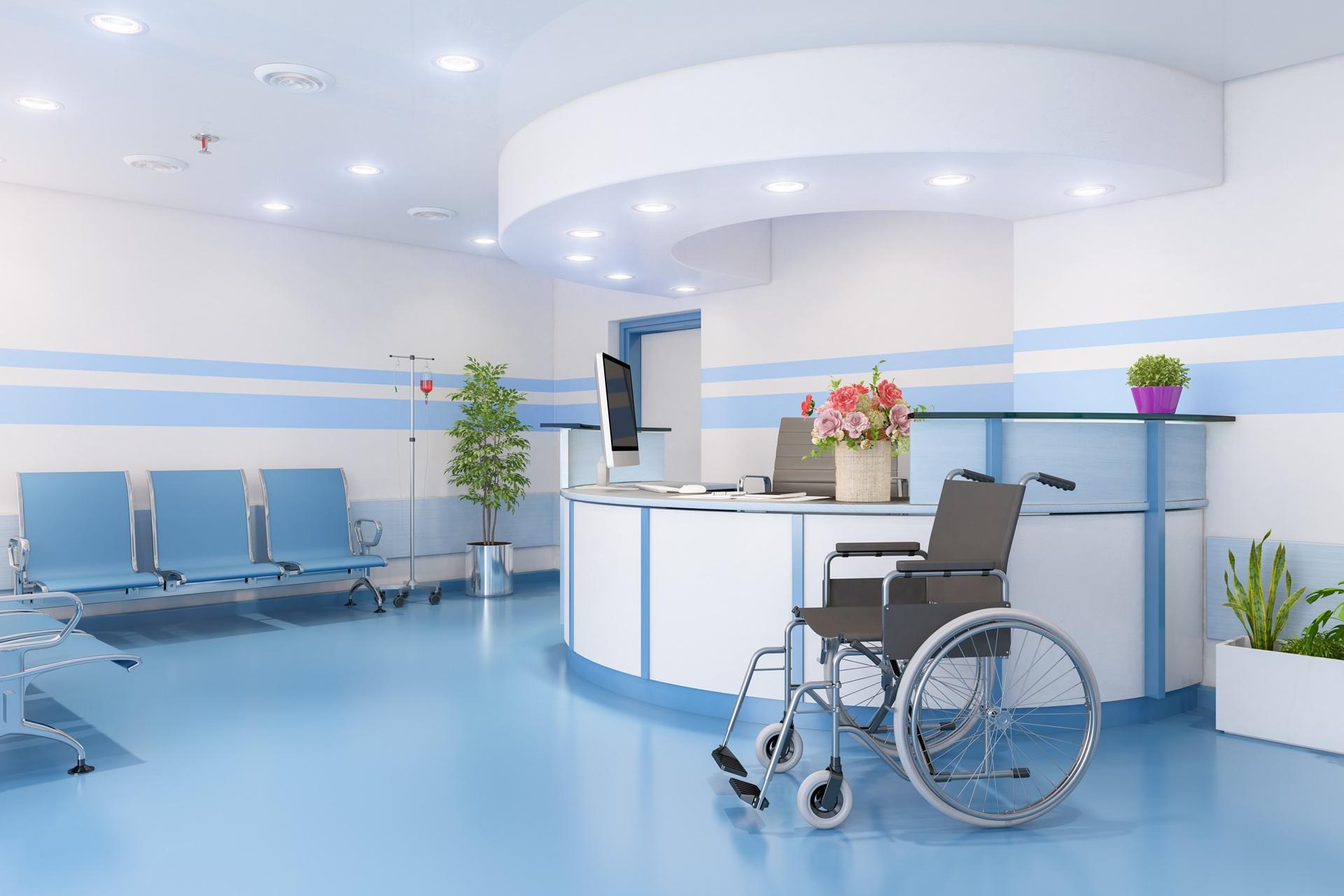 Heller Empfangsbereich mit Rollstuhl | Behandlungsliegen
