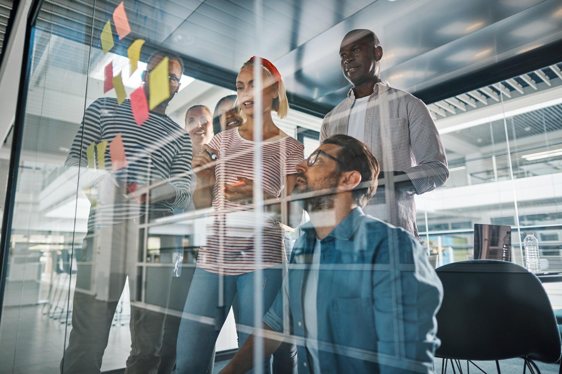 Startup-Team beim Brainstorming | LWL Stecker